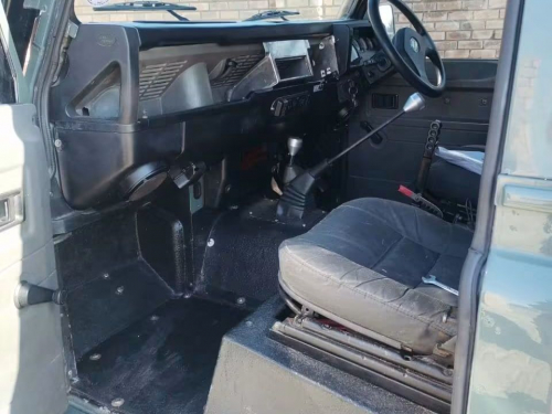 Land Rover Defender Station Wagon in Namibia
