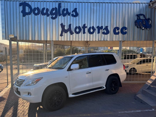 Toyota Land Cruiser 200 VX V8 5.7 Petrol 4x4 in Namibia