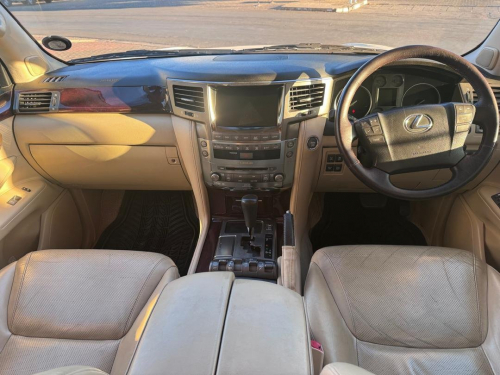 Toyota Land Cruiser 200 VX V8 5.7 Petrol 4x4 in Namibia