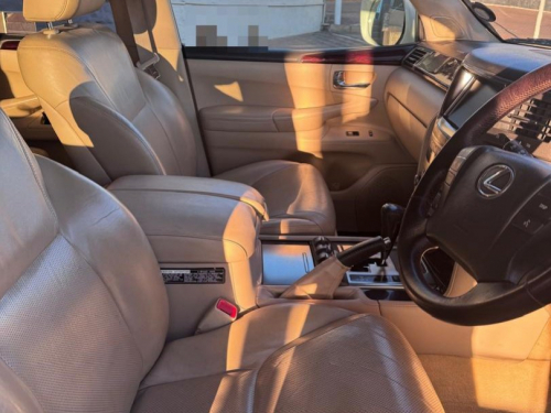 Toyota Land Cruiser 200 VX V8 5.7 Petrol 4x4 in Namibia
