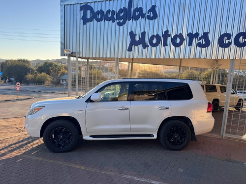 Toyota Land Cruiser 200 VX V8 4.7 Petrol 4x4 in Namibia