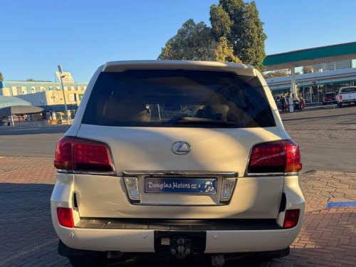 Toyota Land Cruiser 200 VX V8 4.7 Petrol 4x4 in Namibia