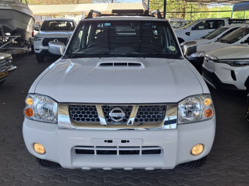 Nissan NP300 2.5 TD D/CAB 4X4 MAN in Namibia