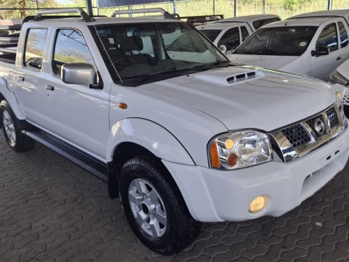 Nissan NP300 2.5 TD D/CAB 4X4 MAN in Namibia