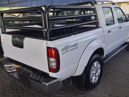 Nissan NP300 2.5 TD D/CAB 4X4 MAN in Namibia