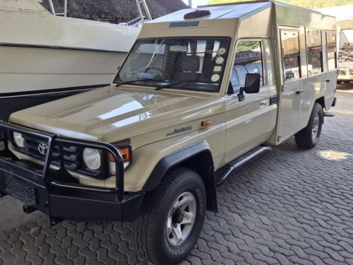 Pre-owned Toyota LANDCRUISER 4.5 EFI 11 SEATER TOURIST TRANSPORTER for sale in 