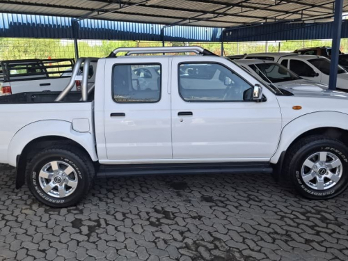 Nissan NP300 2.5 TD D/CAB 4X4 MAN in Namibia
