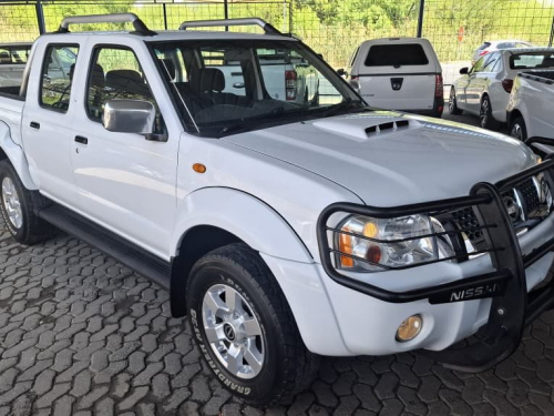 Nissan NP300 2.5 TD D/CAB 4X4 MAN in Namibia