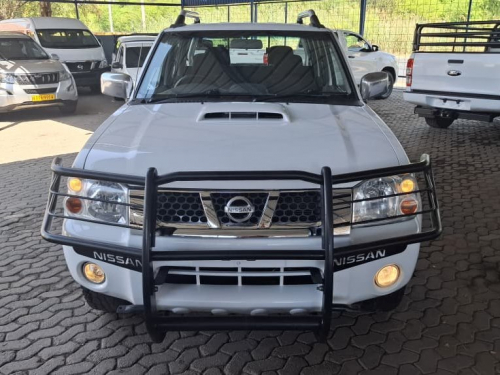 Nissan NP300 2.5 TD D/CAB 4X4 MAN in Namibia