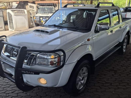 Nissan NP300 2.5 TD D/CAB 4X4 MAN in Namibia