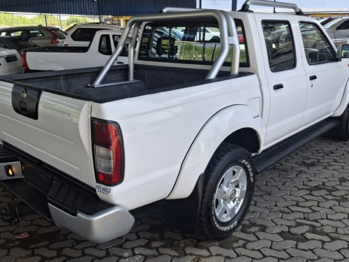 Nissan NP300 2.5 TD D/CAB 4X4 MAN in Namibia