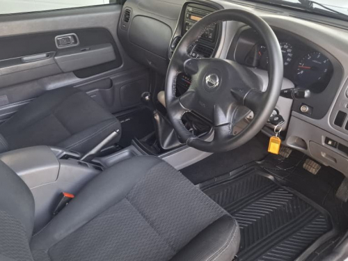 Nissan NP300 2.5 TD D/CAB 4X4 MAN in Namibia