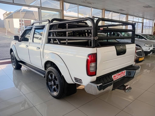 Nissan Np300 2.5TDi D/c 4x4 in Namibia