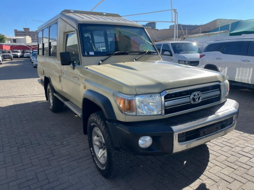 Toyota Land Cruiser Safari 10-seater 4.2 Diesel 4x4 in Namibia