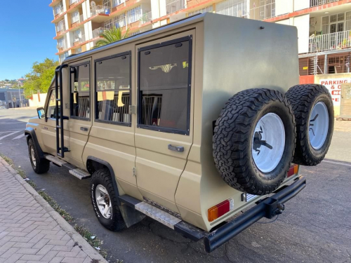 Toyota Land Cruiser Safari 10-seater 4.2 Diesel 4x4 in Namibia