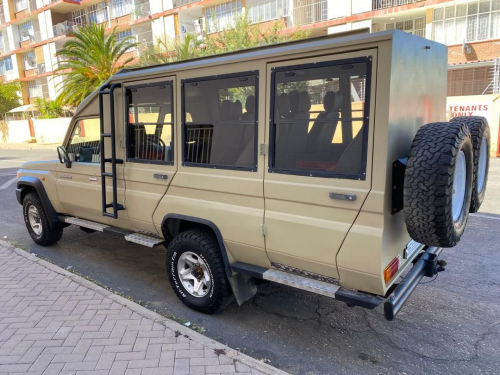 Toyota Land Cruiser Safari 10-seater 4.2 Diesel 4x4 in Namibia