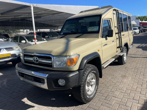 Toyota Land Cruiser Safari 10-seater 4.2 Diesel 4x4 in Namibia