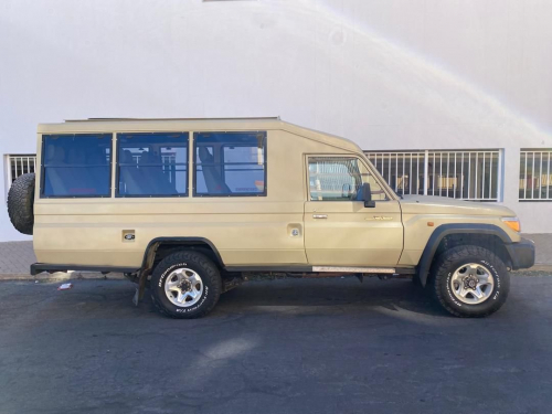 Used Toyota Land Cruiser Safari 10-seater 4.2 Diesel 4x4 for sale in Windhoek