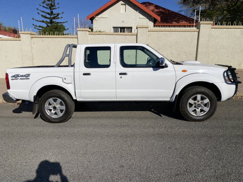 Pre-owned Nissan NP300 2,5Tdi Diesel Dcab 4x4 for sale in 