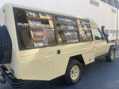 Toyota Land Cruiser 4.2 Diesel Safari 9-Seater in Namibia