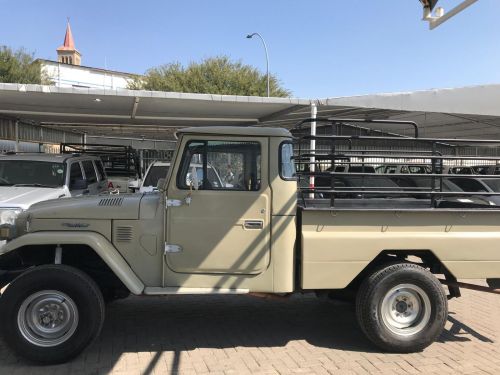 Toyota Land Cruiser 3.8 Petrol Scab 4x4 in Namibia