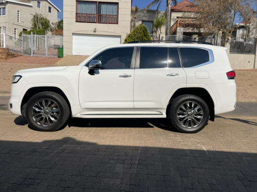 Toyota Land Cruiser 300 ZX V6 -3.5T Petrol 4x4 in Namibia