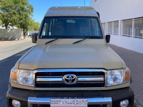 Toyota Land Cruiser 4.2 Safari 10-seater in Namibia