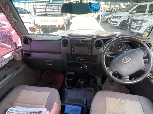 Toyota Land Cruiser V6 DCab 4x4 in Namibia
