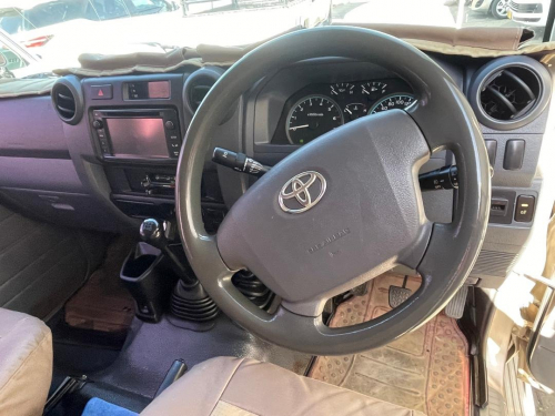 Toyota Land Cruiser V6 DCab 4x4 in Namibia