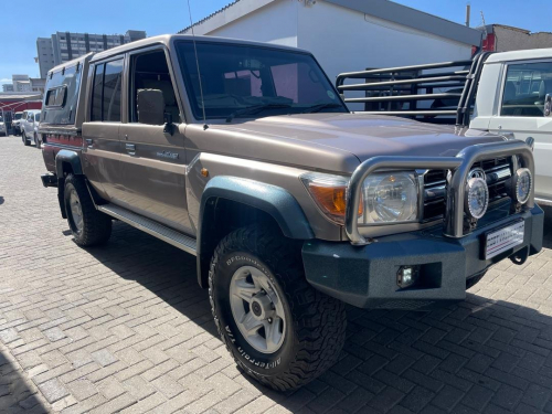 Toyota Land Cruiser V6 DCab 4x4 in Namibia