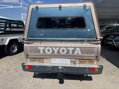 Toyota Land Cruiser V6 DCab 4x4 in Namibia