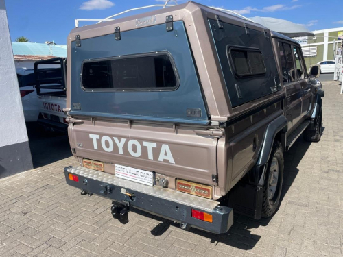 Toyota Land Cruiser V6 DCab 4x4 in Namibia