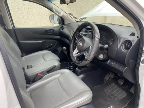 Nissan Nissan Navara Safari 7-seater 2.5 Tdi 4x4 in Namibia