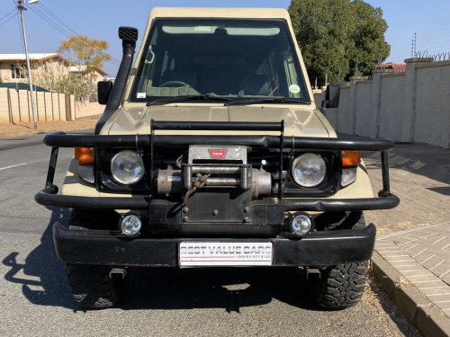 Toyota Land Cruiser 4.2 Diesel Safari 9-seater in Namibia