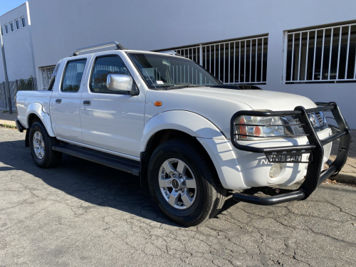 Nissan NP300 2.5  Dcab 4x4 in Namibia