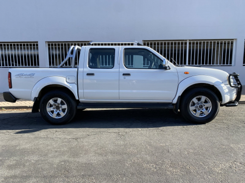 Nissan NP300 2.5  Dcab 4x4 in Namibia