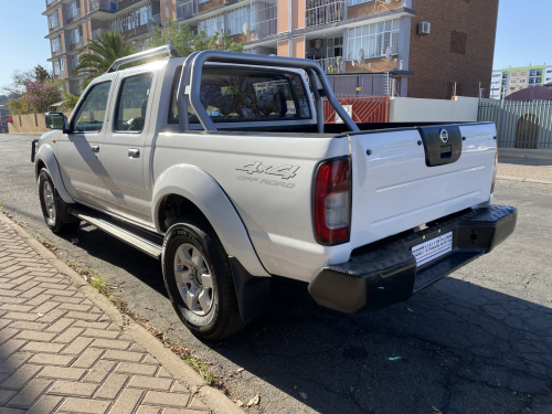 Nissan NP300 2.5  Dcab 4x4 in Namibia