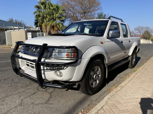 Nissan NP300 2.5  Dcab 4x4 in Namibia