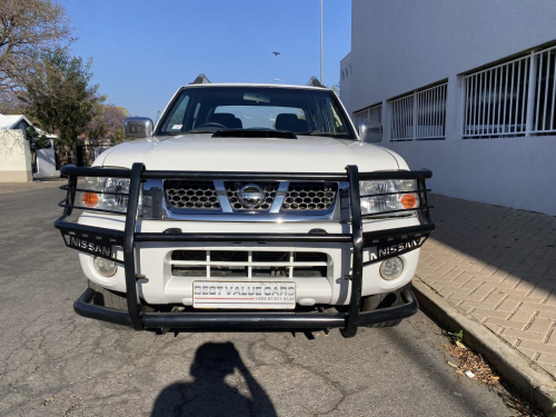 Nissan NP300 2.5  Dcab 4x4 in Namibia