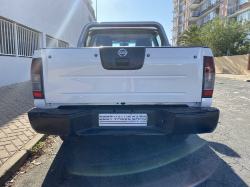 Nissan NP300 2.5  Dcab 4x4 in Namibia