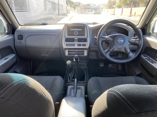 Nissan NP300 2.5  Dcab 4x4 in Namibia