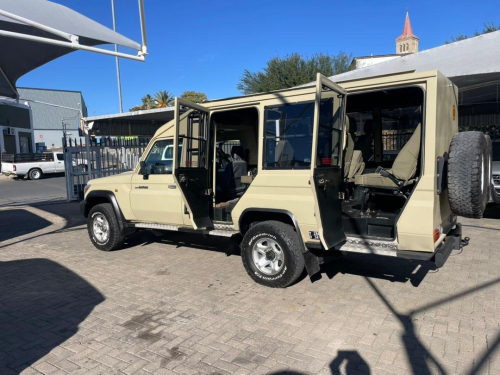 Toyota Land Cruiser 4.2 Safari 10-seater in Namibia