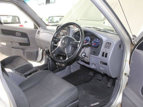 Nissan Np300 2.5 TDI Dcab 4x4 in Namibia