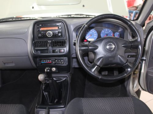 Nissan Np300 2.5 TDI Dcab 4x4 in Namibia