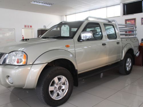 Nissan Np300 2.5 TDI Dcab 4x4 in Namibia
