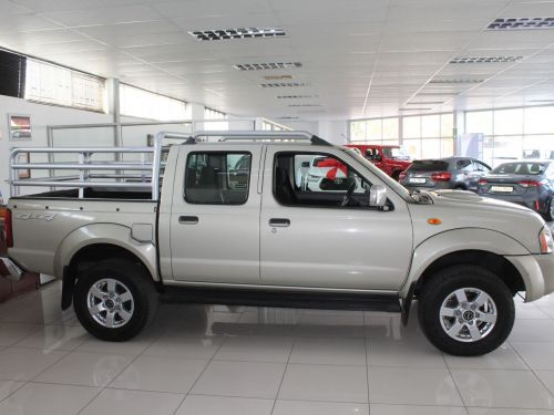 Nissan Np300 2.5 TDI Dcab 4x4 in Namibia