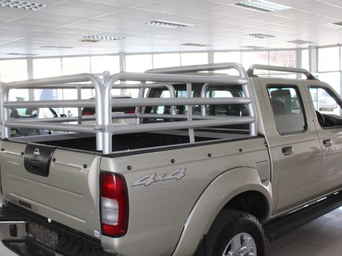Nissan Np300 2.5 TDI Dcab 4x4 in Namibia