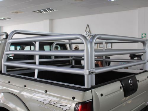 Nissan Np300 2.5 TDI Dcab 4x4 in Namibia