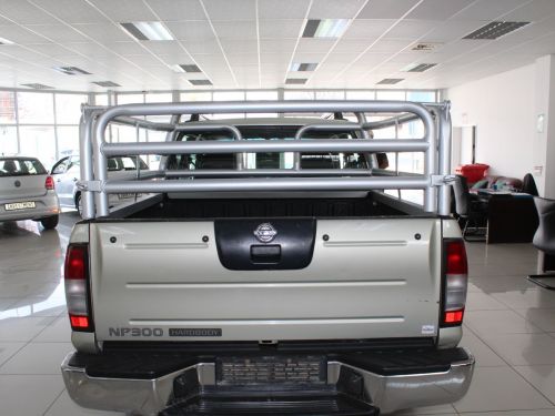 Nissan Np300 2.5 TDI Dcab 4x4 in Namibia