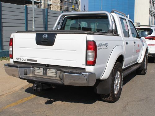 Nissan Np300 2.5 Tdi Dcab 4x4 in Namibia